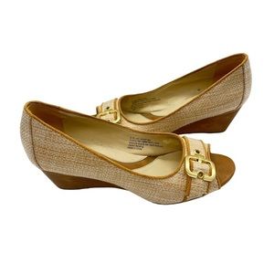 NATURALIZER HIDI WEDGE SHOE OPEN TOE FABRIC UPPER GOLDTONE BUCKLE ACCENT 9M